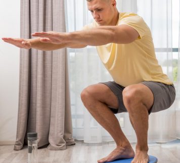 uomo-di-vista-laterale-che-si-allena-casa-utilizzando-la-palla-bosu uomo-di-vista-laterale-che-si-allena-casa-utilizzando-la-palla-bosu